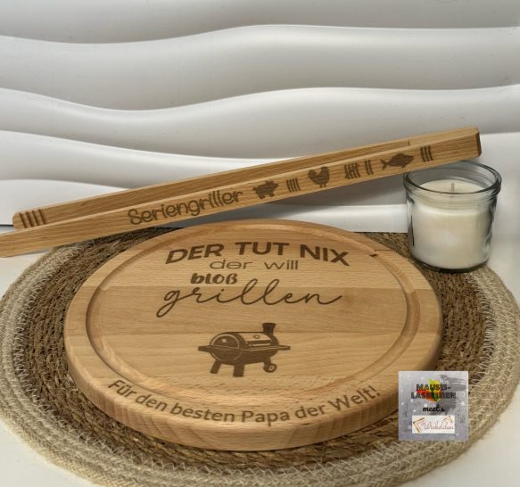 Holzbrettchen mit Grillzange