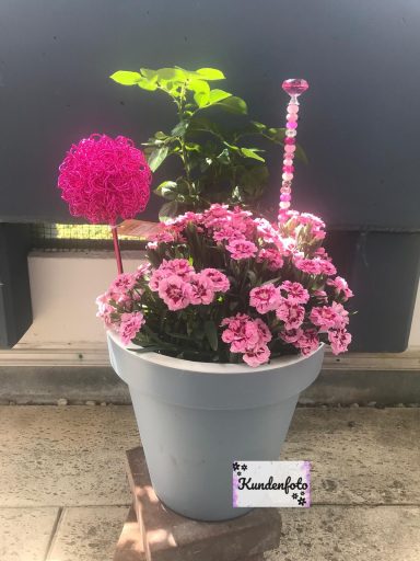 Blumenkugel und Perlenstab