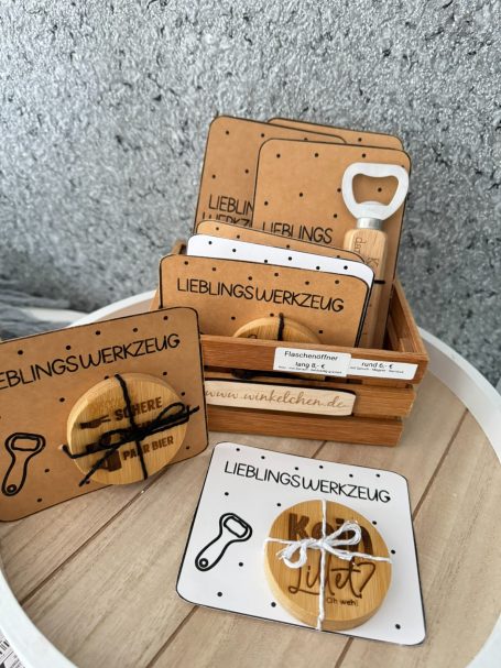 Holzbox mit Keksformen und Rezeptkarten für unterschiedliche Kekse.