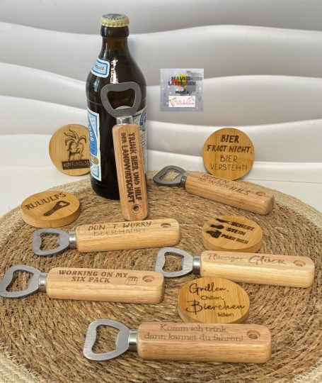 Anordnung von Flaschenöffnern aus Holz und einer Flasche auf einem runden Tisch.