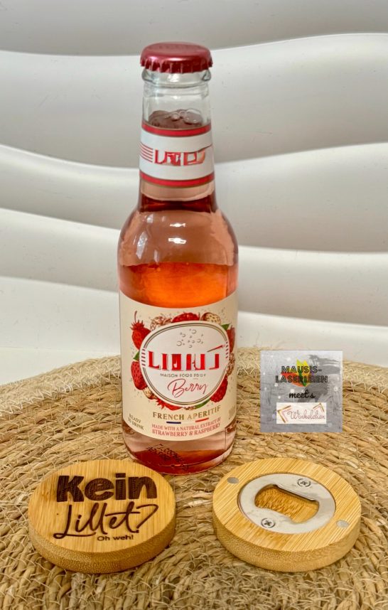 Flaschenöffner aus Bambus Flasche Limonade, zwei Holzuntersetzer und ein Flaschenöffner auf einem dekorativen Untergrund.